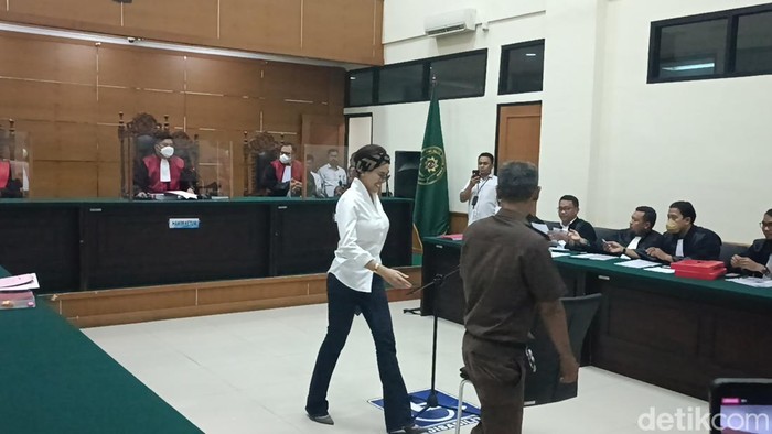Terdakwa Nikita Mirzani langsung mengajukan eksepsi atau keberatan atas dakwaan yang dibacakan JPU atas pencemaran nama baik Dito Mahendra. (Bahtiar R/detikcom)