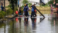 Petugas gabungan bersiaga di lokasi. 