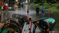 detikcom memantau banjir yang merendam Villa Mutiara Pluit dan Pasar Regency, Kecamatan Periuk, Tangerang, Banten, Senin (14/11/2022) pukul 10.00 WIB.