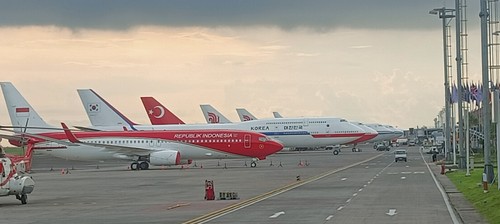 Terpantau di Bandara I Gusti Ngurah Rai saat ini nampak pesawat kepresidenan RI bersanding dengan pesawat Kepresidenan Korea Selatan dan Turki. Foto: Triwidiyanti