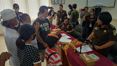 Tersangka penganiayaan, Putu Sandy Prathama alias Tison saat menjalani ekspos restorative justice oleh Kejari Tabanan, Senin (14/11/2022).