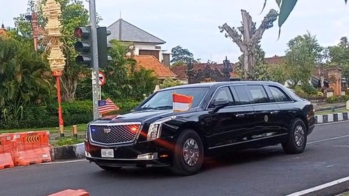 The Beast tampak menawan dengan dua bendera (AS-Indonesia) yang melintas di kawasan Nusa Dua, Senin (14/11/2022) jelang perhelatan KTT G20, 15-16 November 2022. Foto: Agus Eka Purna Negara