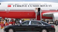 Presiden Turki Recep Tayyip Erdogan (kanan) bersama istri Emine Erdogan berjalan keluar pesawat kepresidenan.