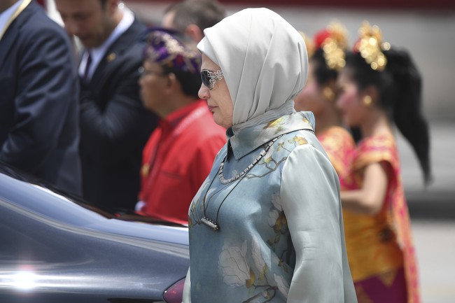 Wanita 67 tahun ini tampak memakai kalung dengan tali panjang sebagai pelengkap gaya. KTT G20 sendiri akan digelar pada 15-16 November 2022 dengan tema ‘Recover Together, Recover Stronger’. Foto: ANTARA FOTO/M RISYAL HIDAYAT