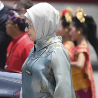 Wanita 67 tahun ini tampak memakai kalung dengan tali panjang sebagai pelengkap gaya. KTT G20 sendiri akan digelar pada 15-16 November 2022 dengan tema ‘Recover Together, Recover Stronger’. Foto: ANTARA FOTO/M RISYAL HIDAYAT