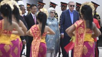 Presiden Turki Recep Tayyip Erdogan (kanan) bersama istri Emine Erdogan (kedua kanan) disambut tarian Bali.