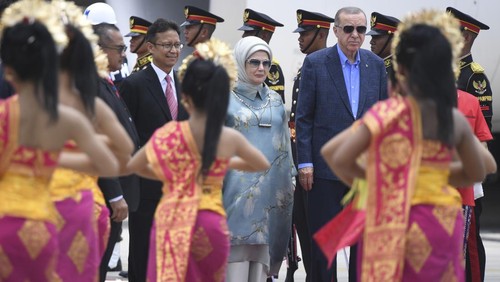 Presiden Turki Recep Tayyip Erdogan (kanan) bersama istri Emine Erdogan (kedua kanan) tiba di Terminal VVIP I Bandara I Gusti Ngurah Rai, Bali, Senin (14/11/2022). Kedatangan Presiden Turki tersebut untuk menghadiri KTT G20 yang akan berlangsung pada 15-16 November mendatang. ANTARA FOTO/Media Center G20 Indonesia/M Risyal Hidayat/wsj.