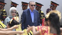 Presiden Turki Recep Tayyip Erdogan (kanan) bersama istri Emine Erdogan (kiri) tiba di Terminal VVIP I Bandara I Gusti Ngurah Rai, Bali, Senin (14/11/2022).