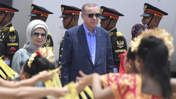 Tiba di Bali, Presiden Turki Disambut Tarian Daerah Presiden Turki Recep Tayyip Erdogan (kanan) bersama istri Emine Erdogan (kedua kanan) tiba di Terminal VVIP I Bandara I Gusti Ngurah Rai, Bali, Senin (14/11/2022). Kedatangan Presiden Turki tersebut untuk menghadiri KTT G20 yang akan berlangsung pada 15-16 November mendatang. ANTARA FOTO/Media Center G20 Indonesia/M Risyal Hidayat/wsj.
