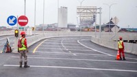 Tol Semarang - Demak memiliki panjang 26,95 km yang dibangun dalam 2 seksi melalui skema Kerja Sama Badan Usaha dengan Pemerintah (KPBU), yakni Seksi 1 untuk ruas Semarang/Kaligawe-Sayung  sepanjang 10,39 km menjadi porsi pemerintah (APBN) dengan kebutuhan biaya Rp10 triliun. Sementara Seksi 2 untuk ruas Sayung-Demak sepanjang 16,31 km porsi Badan Usaha Jalan Tol (BUJT) PT. Pembangunan Perumahan Semarang Demak.