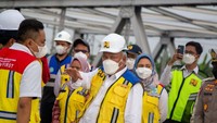Menteri Pekerjaan Umum dan Perumahan Rakyat (PUPR) Basuki Hadimuljono meninjau progres pembangunan Jalan Tol Semarang - Demak Seksi 2 ruas Sayung-Demak sepanjang 16,31 km di Provinsi Jawa Tengah, Minggu (13/11/2022).