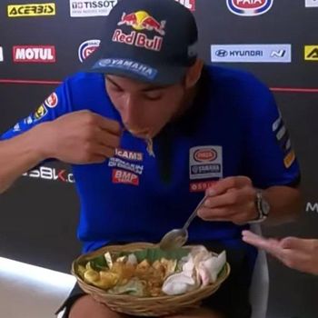 Toprak Razgatlioglu makan Ketoprak di WSBK Mandalika.