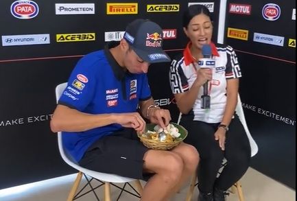 Toprak Razgatlioglu menjajal ketoprak usai WSBK Mandalika.