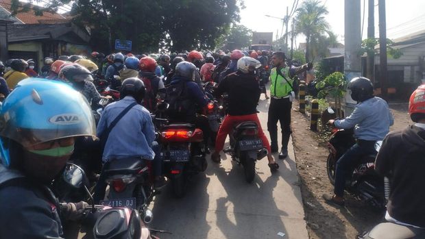 Truk Mogok di Empat Titik Kawasan Surabaya Barat, Arus Lalin Macet