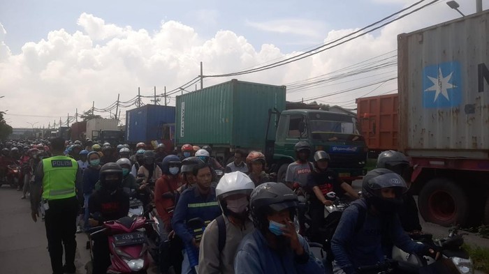 Truk Mogok di Empat Titik Kawasan Surabaya Barat, Arus Lalin Macet