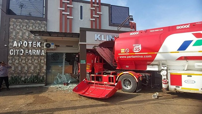 Truk tangki tabrak klinik di Tasikmalaya