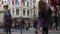 Lokasi tersebut masih ramai didatangi warga untuk turut berbelasungkawa atas terjadinya ledakan di Istiklal Street Turki.