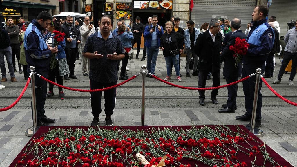 Tumpukan Bunga Merah untuk Korban Ledakan di Istanbul Turki