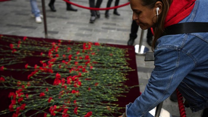 Tumpukan bunga merah terlihat di Istiklal Street Turki. Jalanan ini menjadi lokasi ledakan yang menewaskan 6 orang dan melukai 81 orang lainnya.