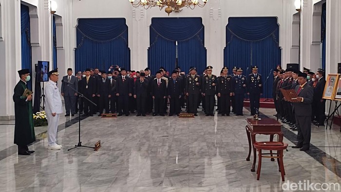 Wagub Jabar Uu Ruzhanul Ulum melantik Cheka Virgowansyah sebagai Pj Wali Kota Tasikmalaya