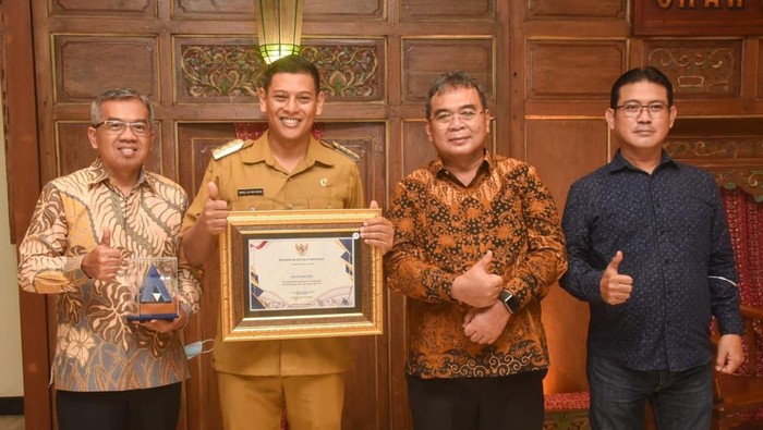 Wali Kota Kediri Abdullah Abu Bakar menerima penghargaan, Senin (14/11/2022) di Hotel Bumi Surabaya.