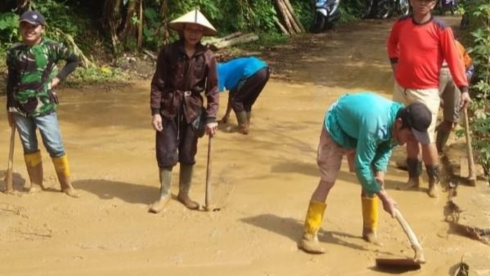 Warga bekerja bakti membersihkan material longsor di Desa Bodas, Kandangserang, Pekalongan, Senin (14/11/2022).
