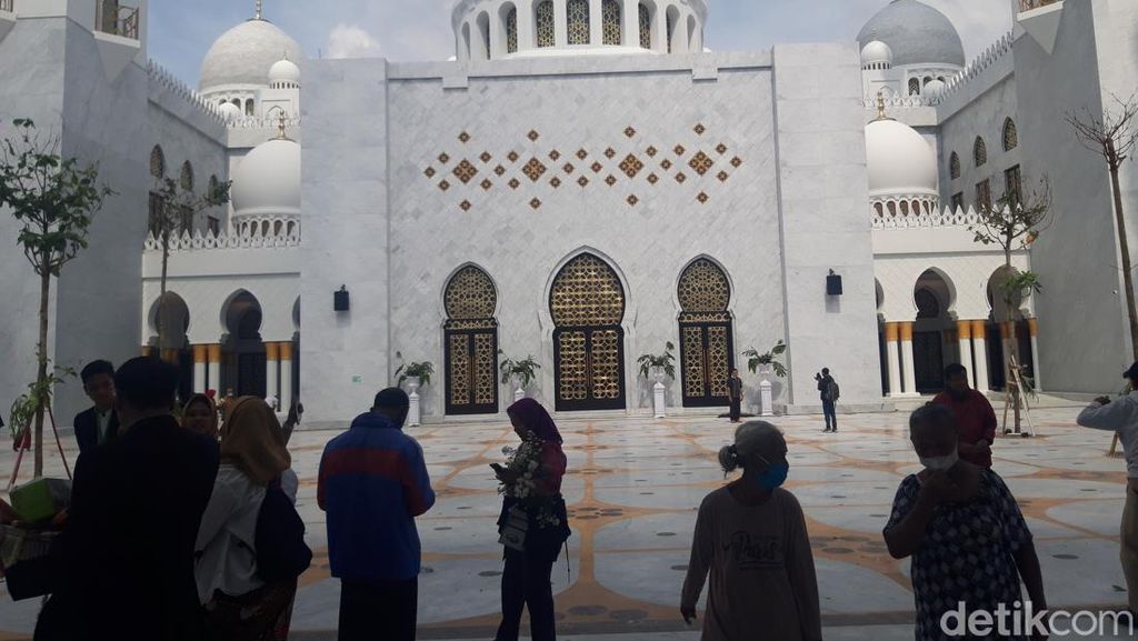 Salat di Masjid Sheikh Zayed, Zulhas Sebut Hubungan Jokowi-MBZ Bawa Berkah