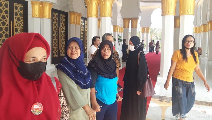 Warga berdecak kagum dengan kemegahan Masjid Sheikh Zayed Solo, Senin (14/11/2022)
