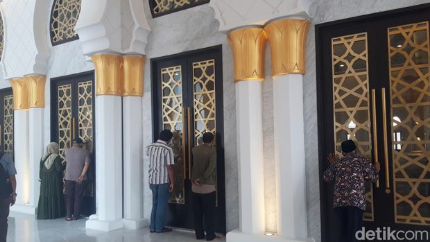Warga berdecak kagum dengan kemegahan Masjid Sheikh Zayed Solo, Senin (14/11/2022)