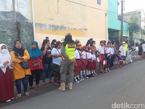 Antusiasme Warga-Pelajar SD Sambut Kedatangan Jokowi-Presiden UEA di Solo