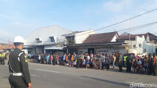 Warga dan pelajar bersiap menyambut Jokowi dan Presiden UEA di Solo, Senin (14/11/2022)