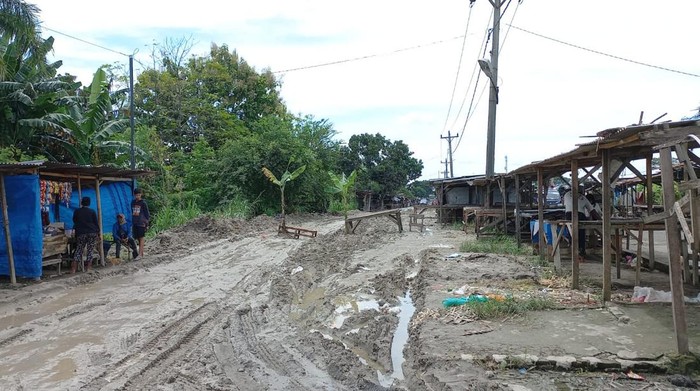 Warga  Jalan Rawe I Medan Labuhan melakukan aksi blokir jalan (Foto: Istimewa)