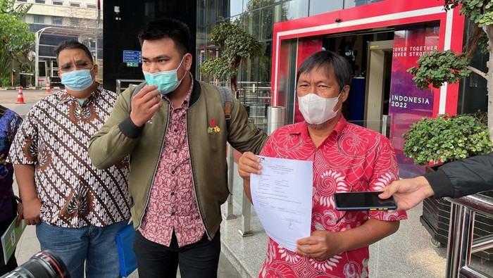 Warga usai laporkan dugaan korupsi terkait sistem tiket TransJakarta ke KPK (Hanafi-detikcom)
