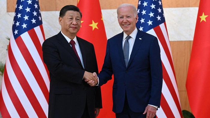 US President Joe Biden (R) and Chinas President Xi Jinping (L) shakes hands as they meet on the sidelines of the G20 Summit in Nusa Dua on the Indonesian resort island of Bali on November 14, 2022. (Photo by SAUL LOEB / AFP) (Photo by SAUL LOEB/AFP via Getty Images)