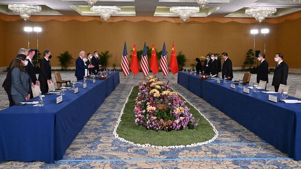 US President Joe Biden (L) and China's President Xi Jinping (R) meet on the sidelines of the G20 Summit in Nusa Dua on the Indonesian resort island of Bali on November 14, 2022. (Photo by SAUL LOEB / AFP) (Photo by SAUL LOEB/AFP via Getty Images)