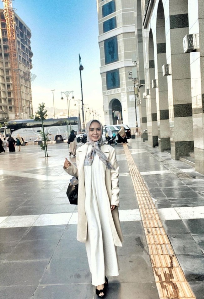 Tampil beda, Yuni yang biasanya terlihat tak mengenakan penutup kepala itu berubah menjadi berhijab ketika berada di tanah suci untuk menunaikan ibadah umrah. Tampil berhijab dan mengenakan pakaian tertutup, penampilan Yuni banjir pujian netizen. Masyaallah mbk yuni cntk bgt,pakai hijap tros ya mbk, komentar salah seorang netizen. Foto: Instagram/@yunishara36