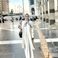 Tampil beda, Yuni yang biasanya terlihat tak mengenakan penutup kepala itu berubah menjadi berhijab ketika berada di tanah suci untuk menunaikan ibadah umrah. Tampil berhijab dan mengenakan pakaian tertutup, penampilan Yuni banjir pujian netizen. Masyaallah mbk yuni cntk bgt,pakai hijap tros ya mbk, komentar salah seorang netizen. Foto: Instagram/@yunishara36