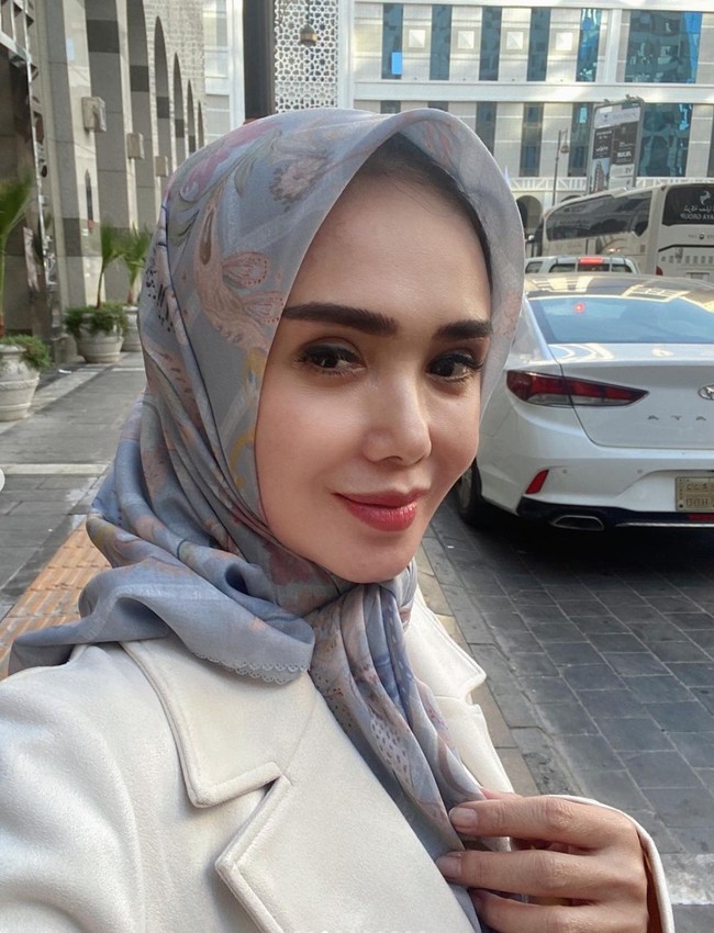 Dalam salah satu unggahannya Yuni juga menceritakan pengalaman singkatnya ketika tengah menjalani umrah. Suka banget perjalanan dari Madinah-Macca. Stasiun keretanya Keren, Nyaman , bersih dan super cepat, tulis Yuni. Foto: Instagram/@yunishara36