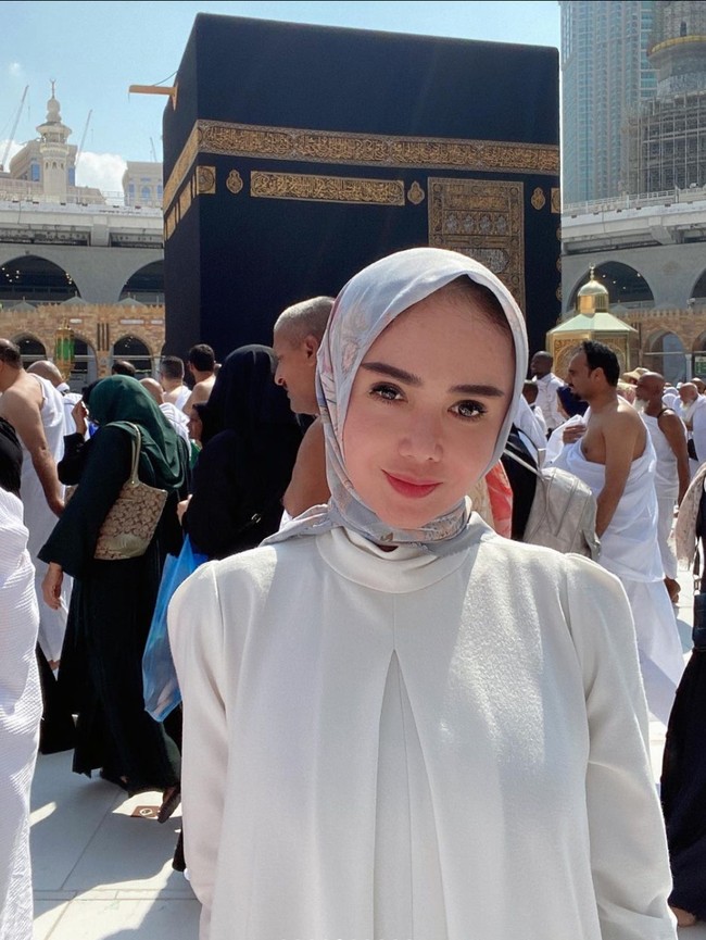 Kali ini penyanyi bertubuh mungil itu tampaknya menjalani ibadah umrah sendirian. Pasalnya melalui unggahan-unggahan yang dibagikan Yuni terlihat sendirian, tak mengajak saudara ataupun para kerabatnya. Foto: Instagram/@yunishara36