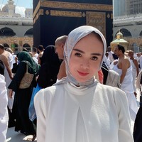 Kali ini penyanyi bertubuh mungil itu tampaknya menjalani ibadah umrah sendirian. Pasalnya melalui unggahan-unggahan yang dibagikan Yuni terlihat sendirian, tak mengajak saudara ataupun para kerabatnya. Foto: Instagram/@yunishara36