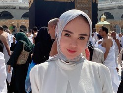 8 Gaya Yuni Shara Tampil Beda Berhijab saat Umrah yang Banjir Pujian Netizen