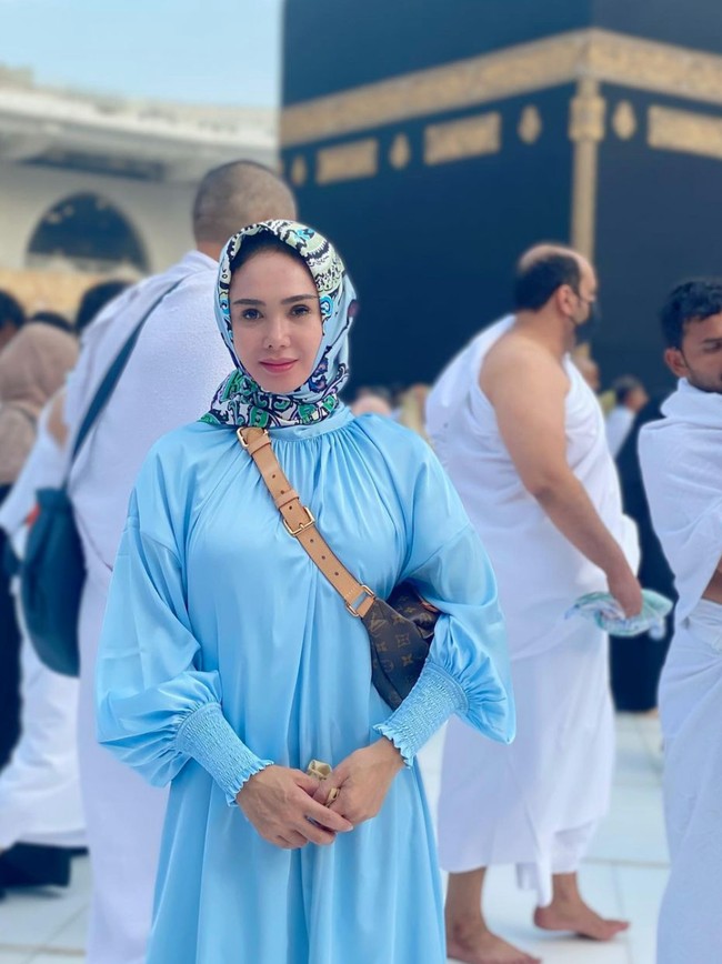 Tampil dengan hijab, penampilan Yuni Shara tetap terlihat stylish. Ia pun tak ragu untuk mengenakan baju-baju berwarna terang, seperti dalam foto yang satu ini, Yuni tampak memadukan dress berwarna biru muda dengan hijab bermotif berwarna senada. Foto: Instagram/@yunishara36