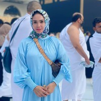 Tampil dengan hijab, penampilan Yuni Shara tetap terlihat stylish. Ia pun tak ragu untuk mengenakan baju-baju berwarna terang, seperti dalam foto yang satu ini, Yuni tampak memadukan dress berwarna biru muda dengan hijab bermotif berwarna senada. Foto: Instagram/@yunishara36