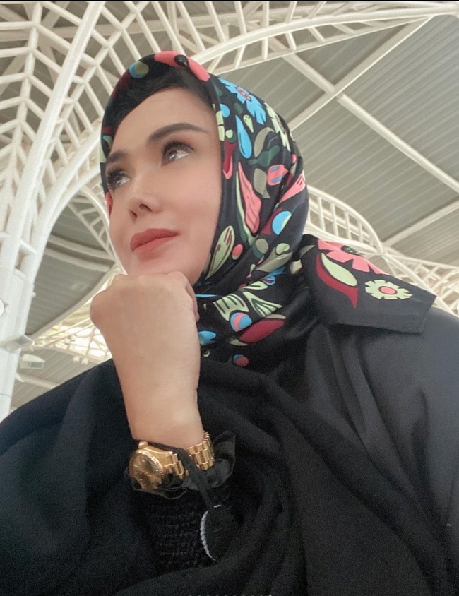 Walaupun harus meninggalkan anak dan keluarganya di Indonesia namun Yuni Shara terlihat begitu menikmati momen umrahnya. Ibu dua orang anak itu pun tak lupa mengabadikan beragam momen-momen dirinya saat berada di tanah suci. Foto: Instagram/@yunishara36