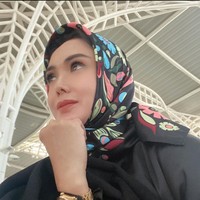 Walaupun harus meninggalkan anak dan keluarganya di Indonesia namun Yuni Shara terlihat begitu menikmati momen umrahnya. Ibu dua orang anak itu pun tak lupa mengabadikan beragam momen-momen dirinya saat berada di tanah suci. Foto: Instagram/@yunishara36