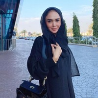 Mengenakan busana serba hitam, begini penampilan Yuni Shara. Walaupun sudah berusia 50 tahun namun dirinya masih tetap terlihat awet muda dan langsing. Foto: Instagram/@yunishara36