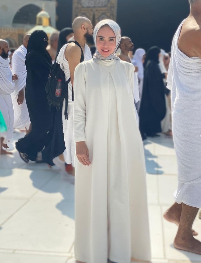 Dalam salah satu unggahan di Instagram Story miliknya, Yuni sempat mengungkapkan alasannya menjalani ibadah umrah sendirian. Hal itu dikarenakan agar Yuni bisa lebih fokus dan tak perlu tunggu-tungguan. Foto: Instagram/@yunishara36