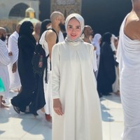 Dalam salah satu unggahan di Instagram Story miliknya, Yuni sempat mengungkapkan alasannya menjalani ibadah umrah sendirian. Hal itu dikarenakan agar Yuni bisa lebih fokus dan tak perlu tunggu-tungguan. Foto: Instagram/@yunishara36