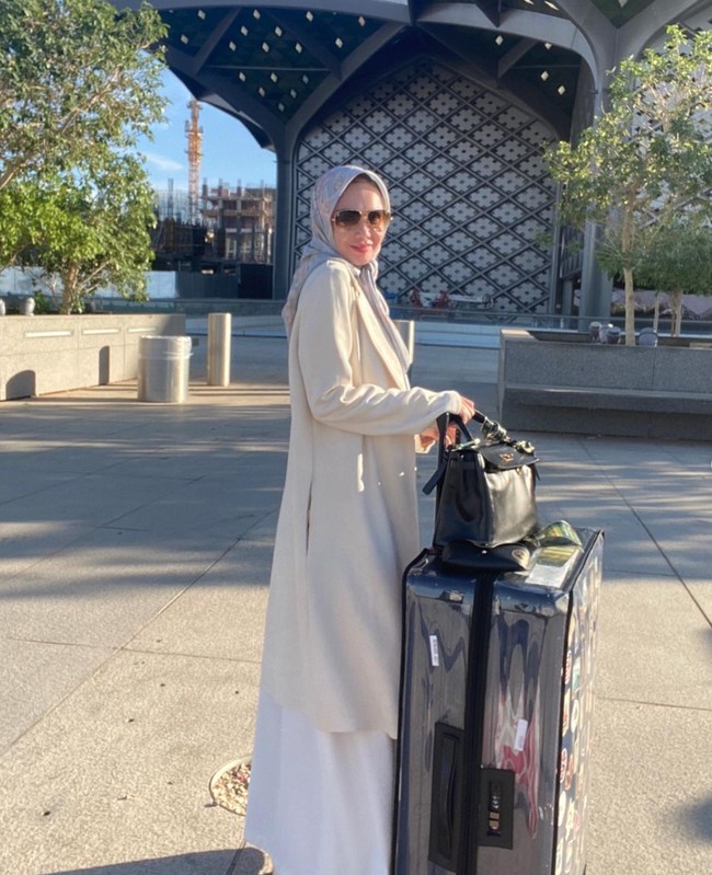 Yuni Shara baru saja menjalankan ibadah umrah di tanah suci Makkah. Hal itu diketahui dari unggahan-unggahan di akun Instagramnya. Penampilannya. selama di Makkah pun berhasil mencuri atensi netizen. Foto: Instagram/@yunishara36