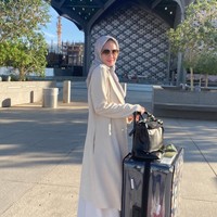 Yuni Shara baru saja menjalankan ibadah umrah di tanah suci Makkah. Hal itu diketahui dari unggahan-unggahan di akun Instagramnya. Penampilannya. selama di Makkah pun berhasil mencuri atensi netizen. Foto: Instagram/@yunishara36